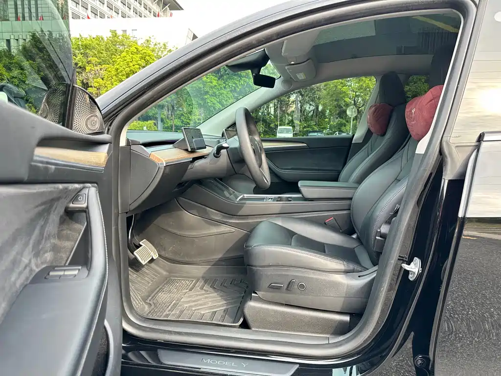 Tesla Model Y — миниатюра 9