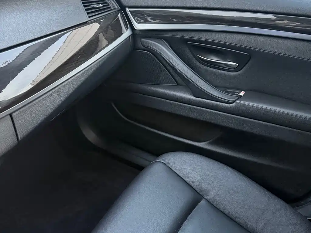 BMW 5 Series — миниатюра 22