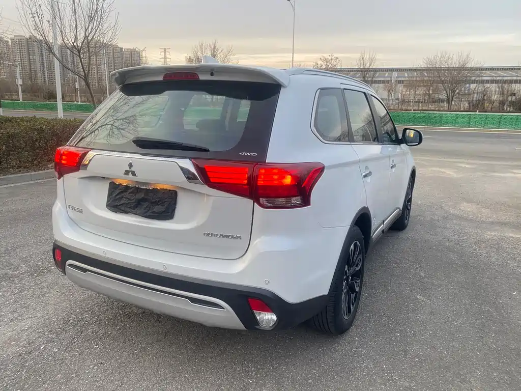 MITSUBISHI OUTLANDER