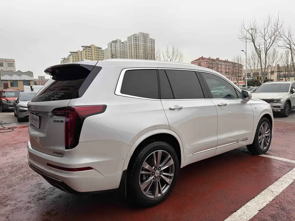 CADILLAC XT6