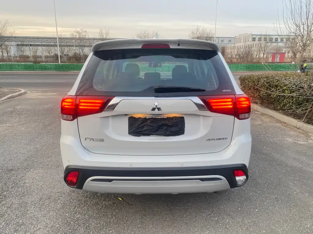 MITSUBISHI OUTLANDER