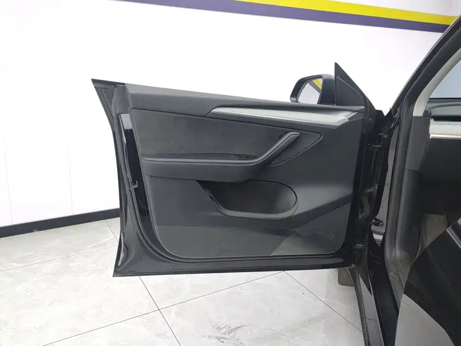 Tesla Model Y — миниатюра 7