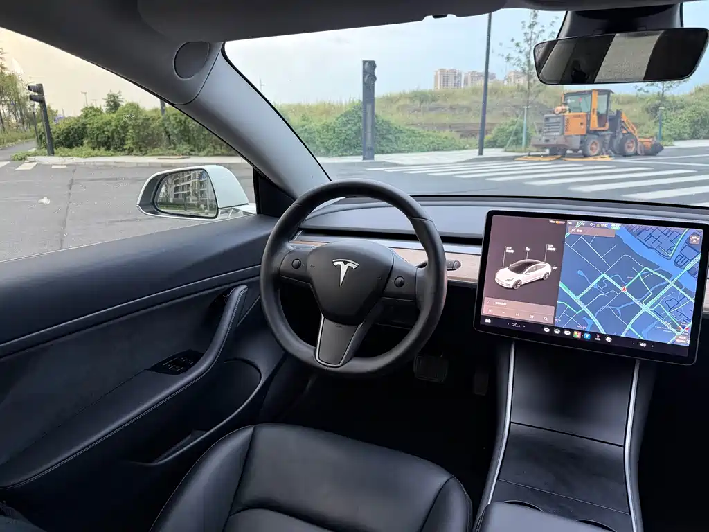 Tesla Model 3 — миниатюра 7