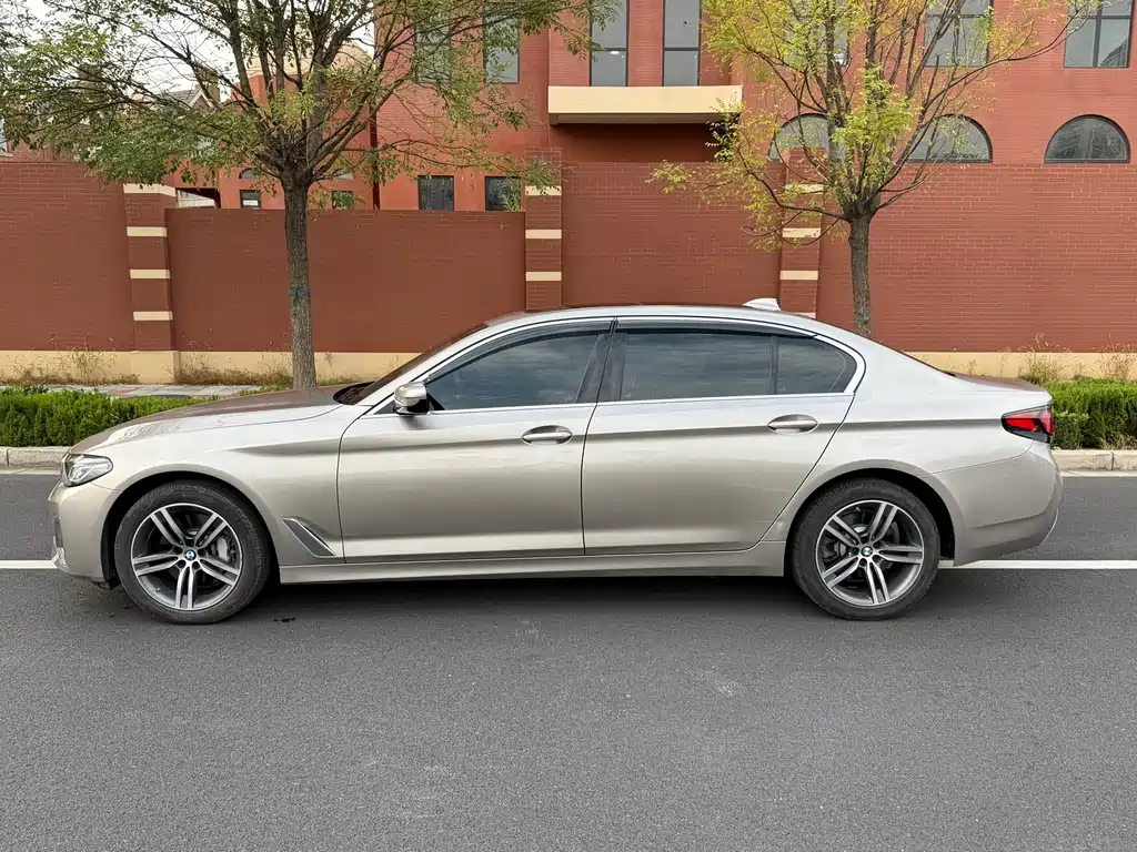 BMW 5 Series — миниатюра 11