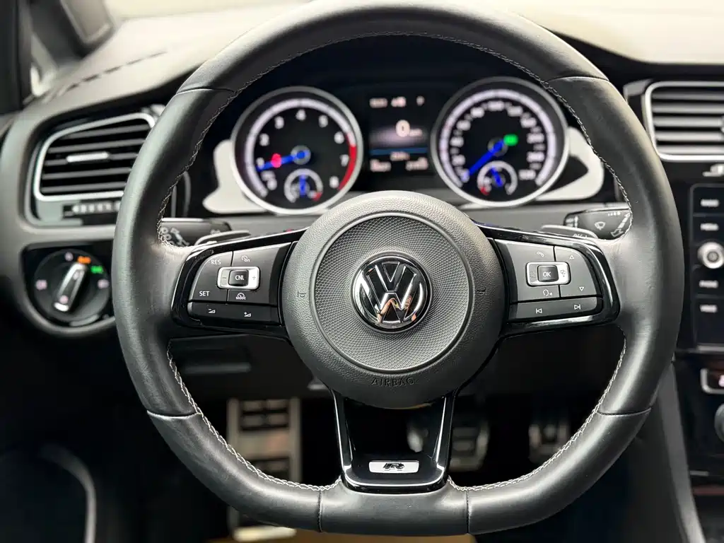 Volkswagen Golf 2017 2.0TSI R