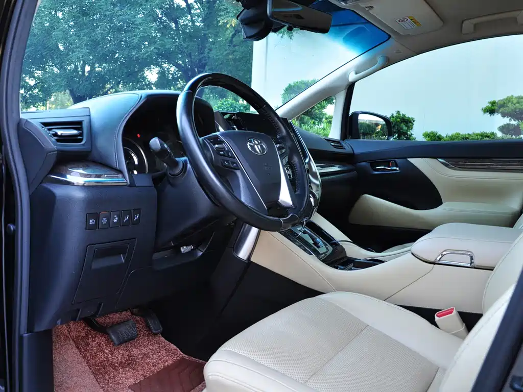 Toyota Alphard — миниатюра 12