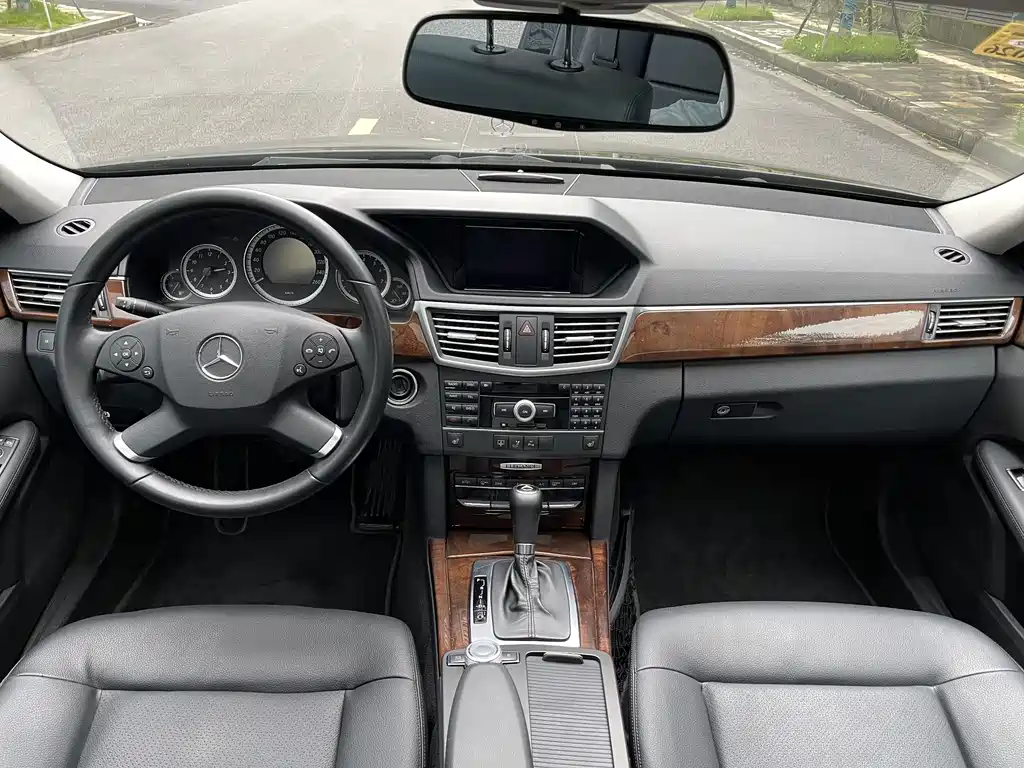 Mercedes-Benz E-Class — миниатюра 8