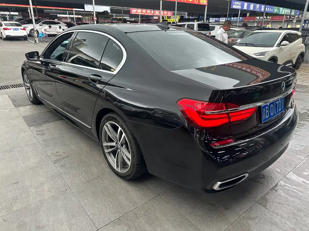 BMW 7 Series — миниатюра 8