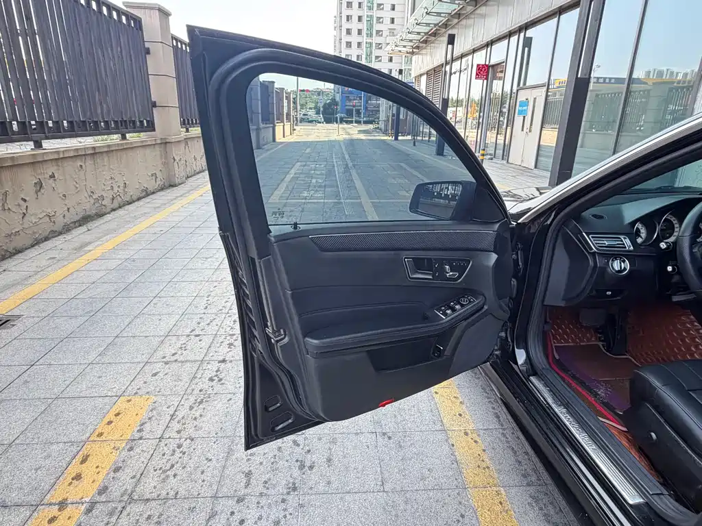 Mercedes-Benz E-Class — миниатюра 4