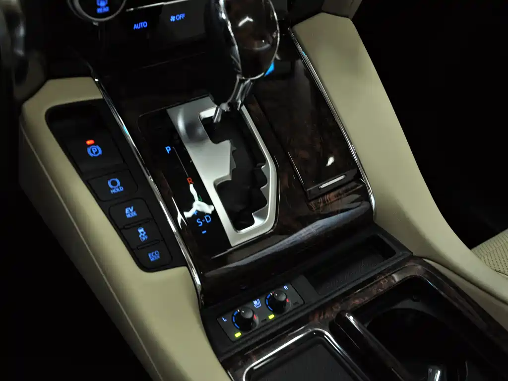 Toyota Alphard — миниатюра 12