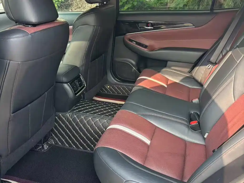 Toyota Crown — миниатюра 8