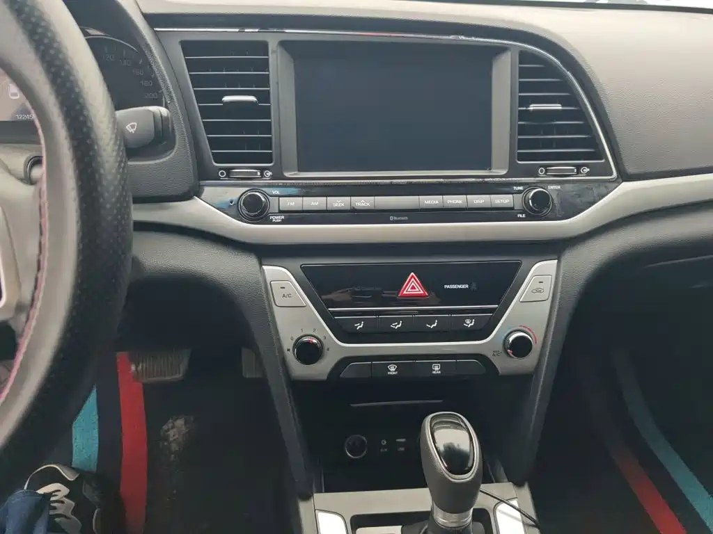 Hyundai Elantra — миниатюра 8