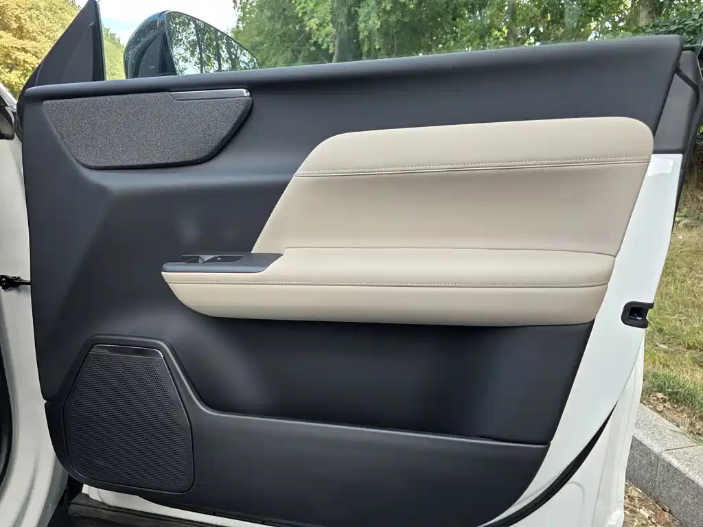 Volvo XC70 PHEV — миниатюра 10