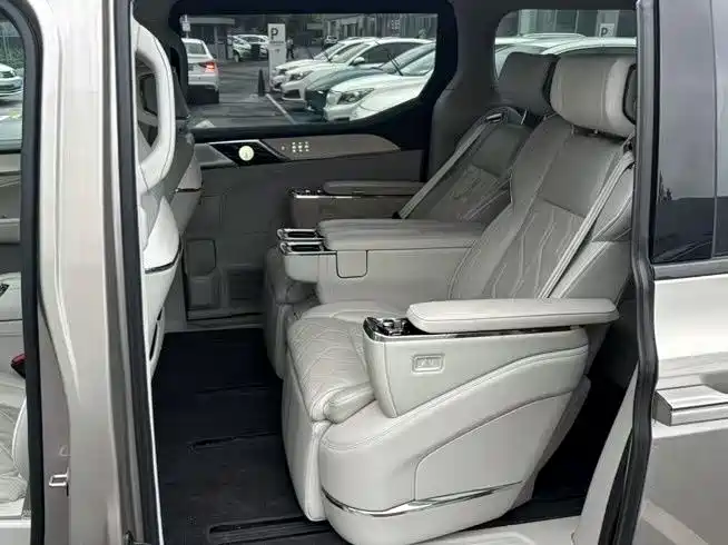 Volvo EM90 2025 Ultra мест