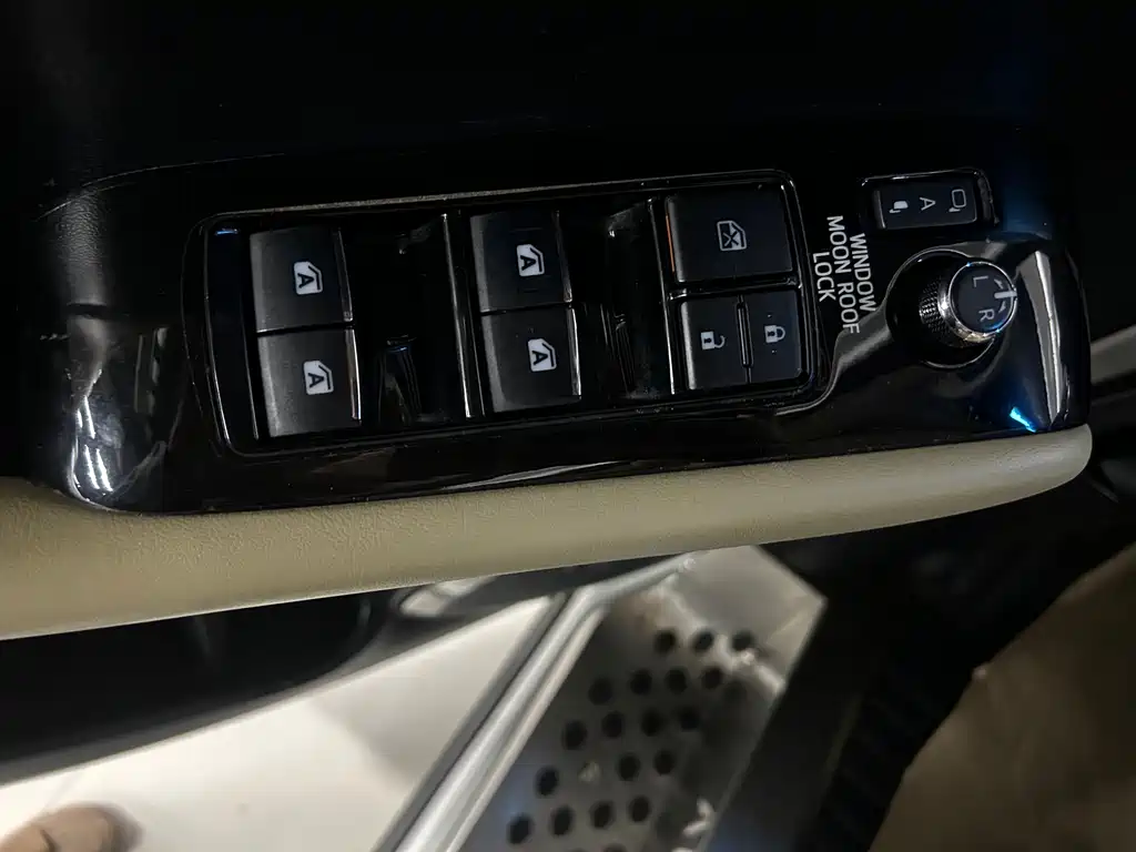 Toyota Alphard — миниатюра 19
