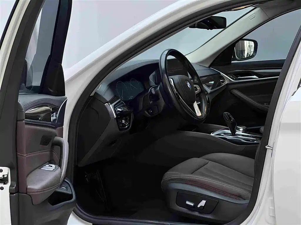BMW 5 Series — миниатюра 7