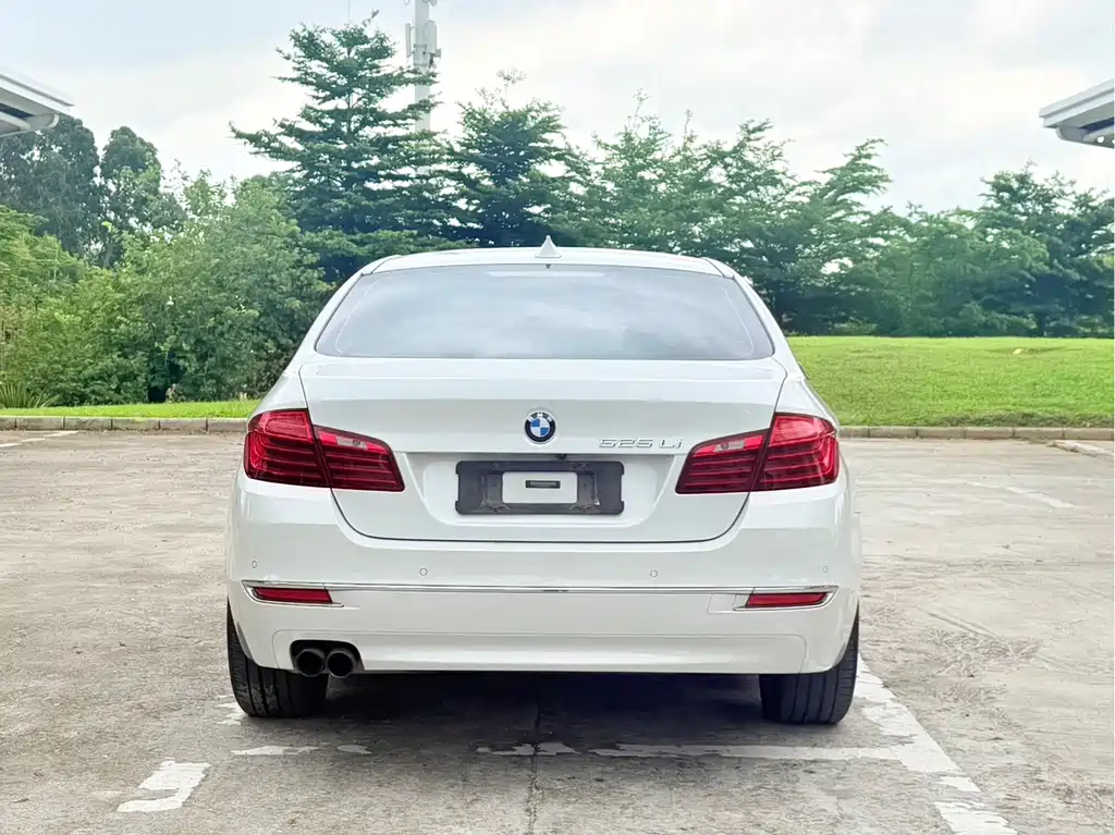 BMW 5 Series — миниатюра 6