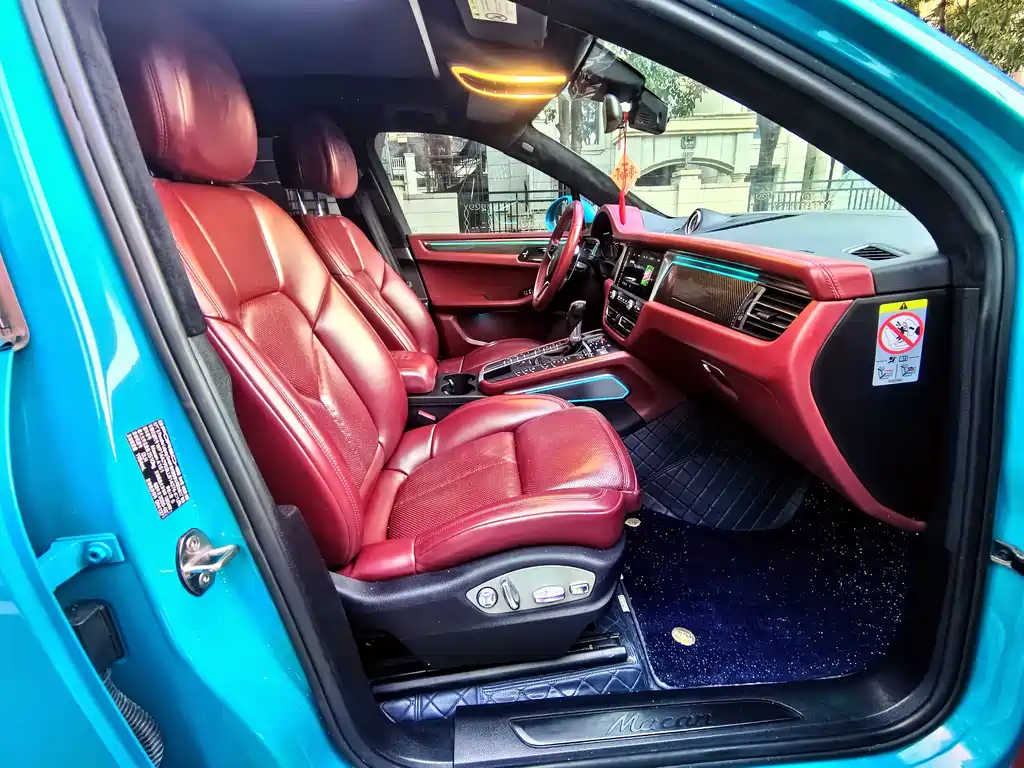 PORSCHE MACAN