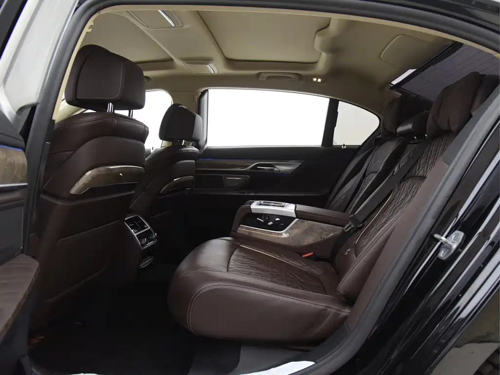 BMW 7 Series — миниатюра 13