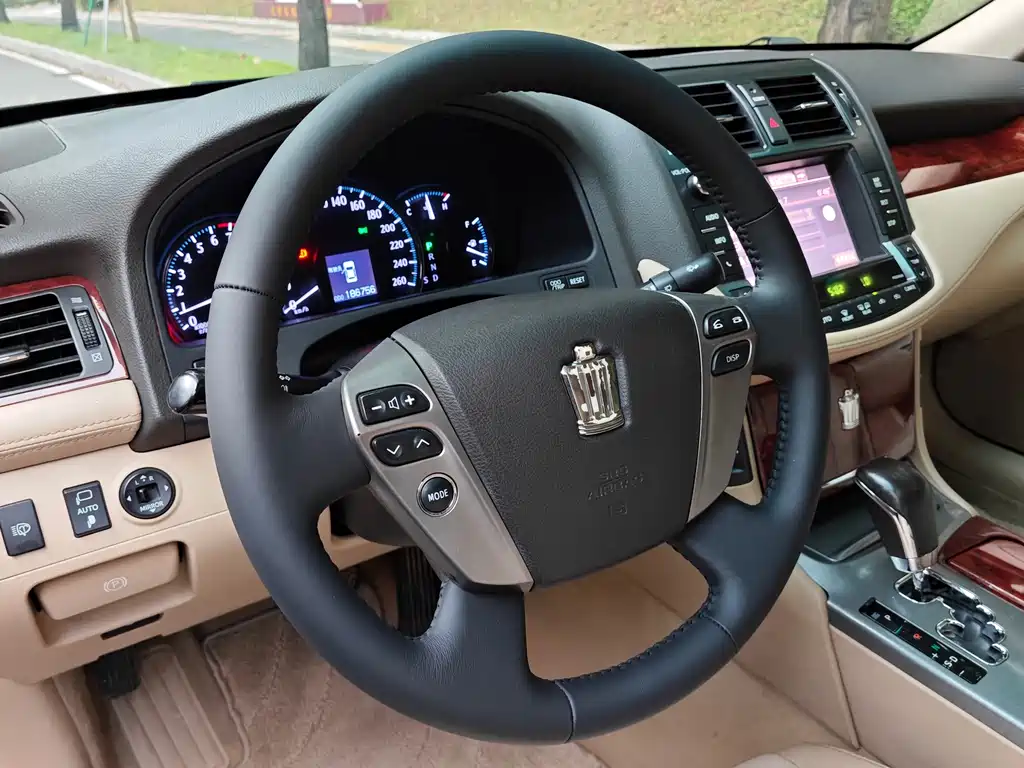 Toyota Crown — миниатюра 7