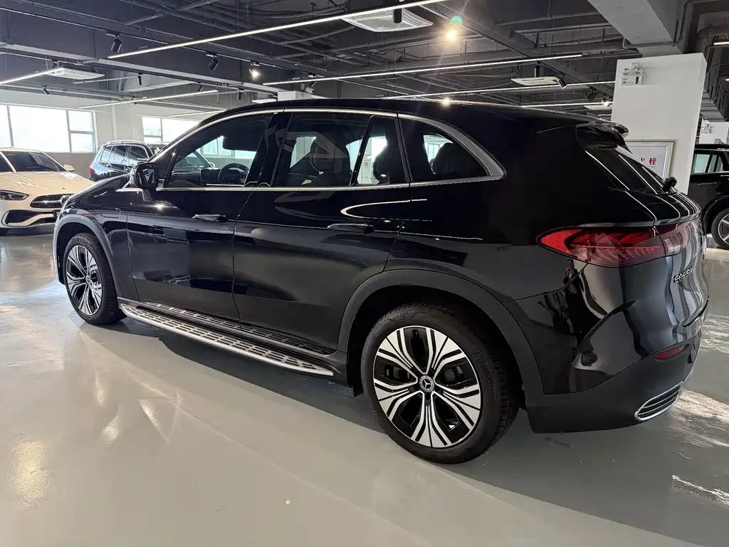Mercedes-Benz EQE SUV — миниатюра 6