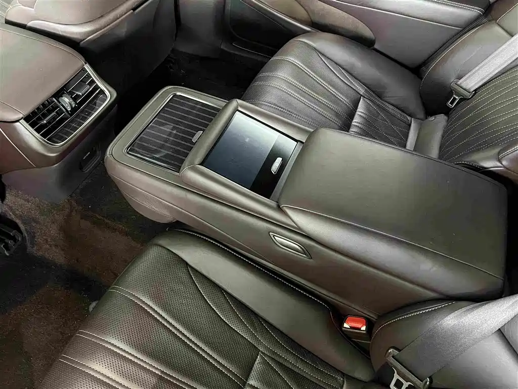 Lexus LS — миниатюра 8