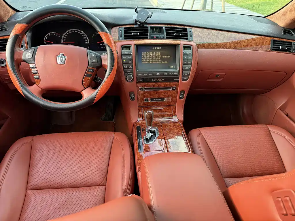 Toyota Crown — миниатюра 12