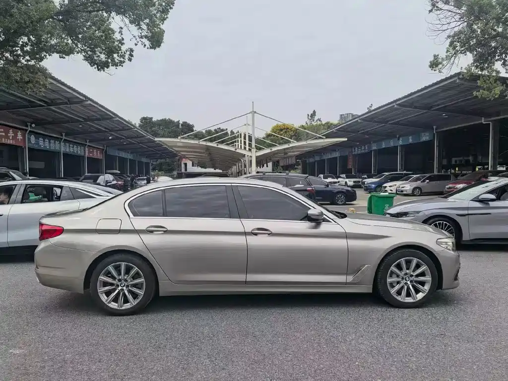 BMW 5 Series — миниатюра 7