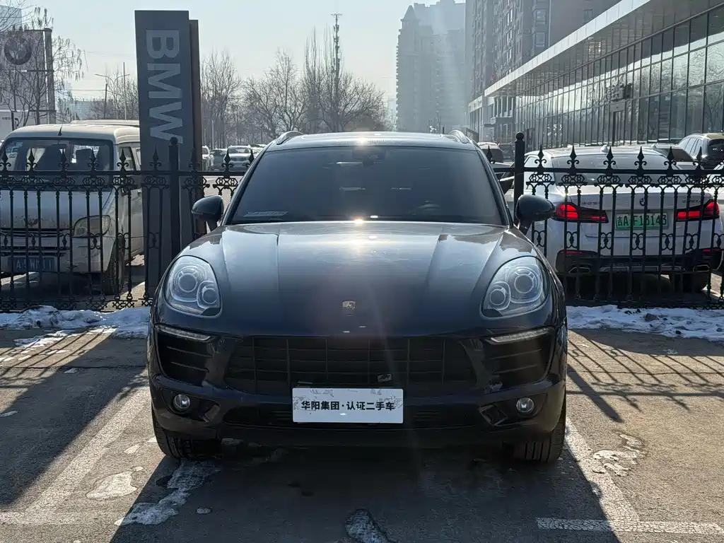 PORSCHE MACAN