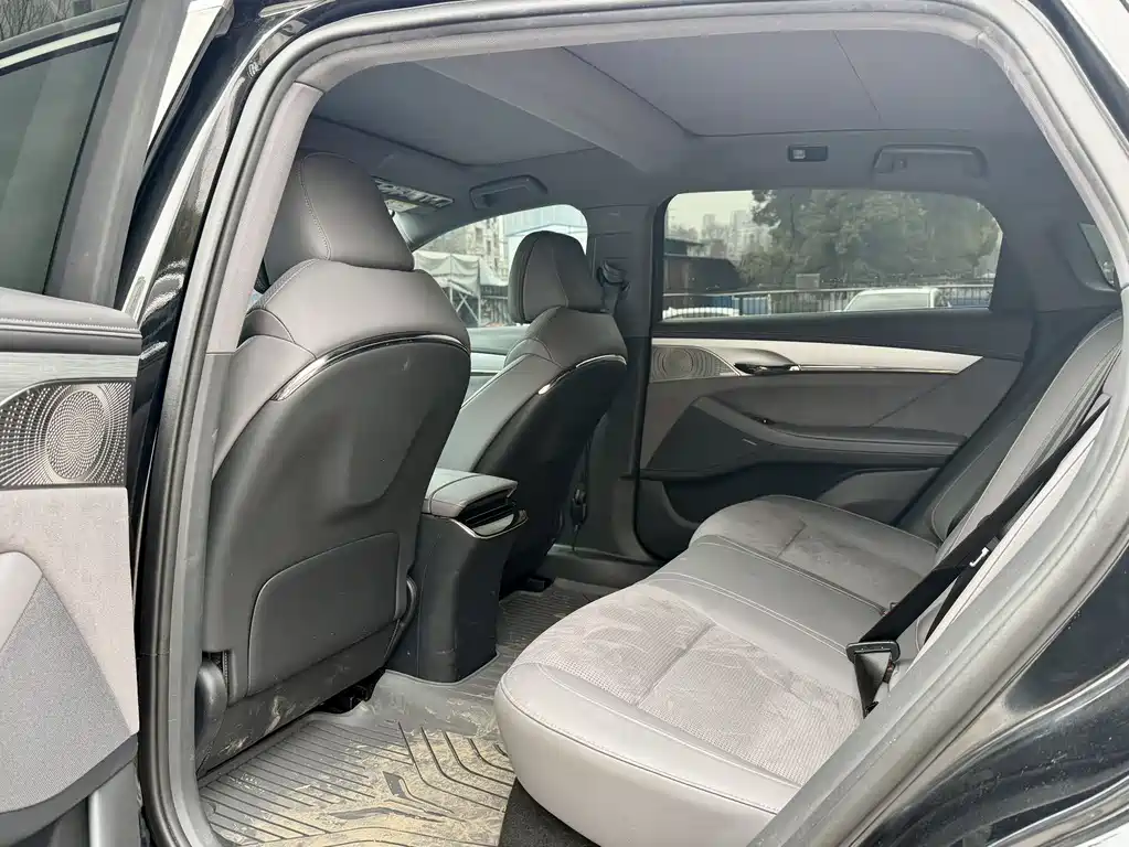 VOYAH LANTU CHASING LIGHT