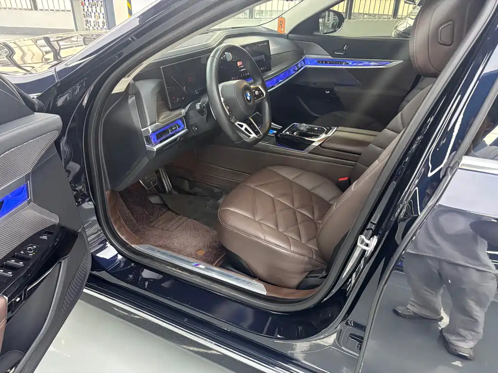 BMW 7 Series — миниатюра 13