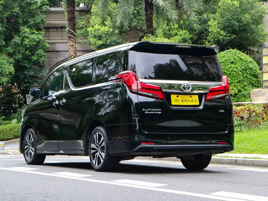 Toyota Alphard — миниатюра 11
