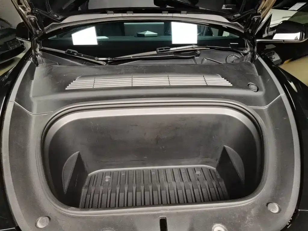 Tesla Model Y — миниатюра 20