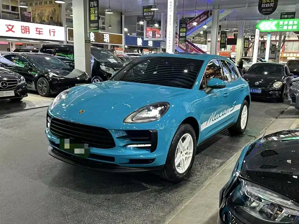 PORSCHE MACAN