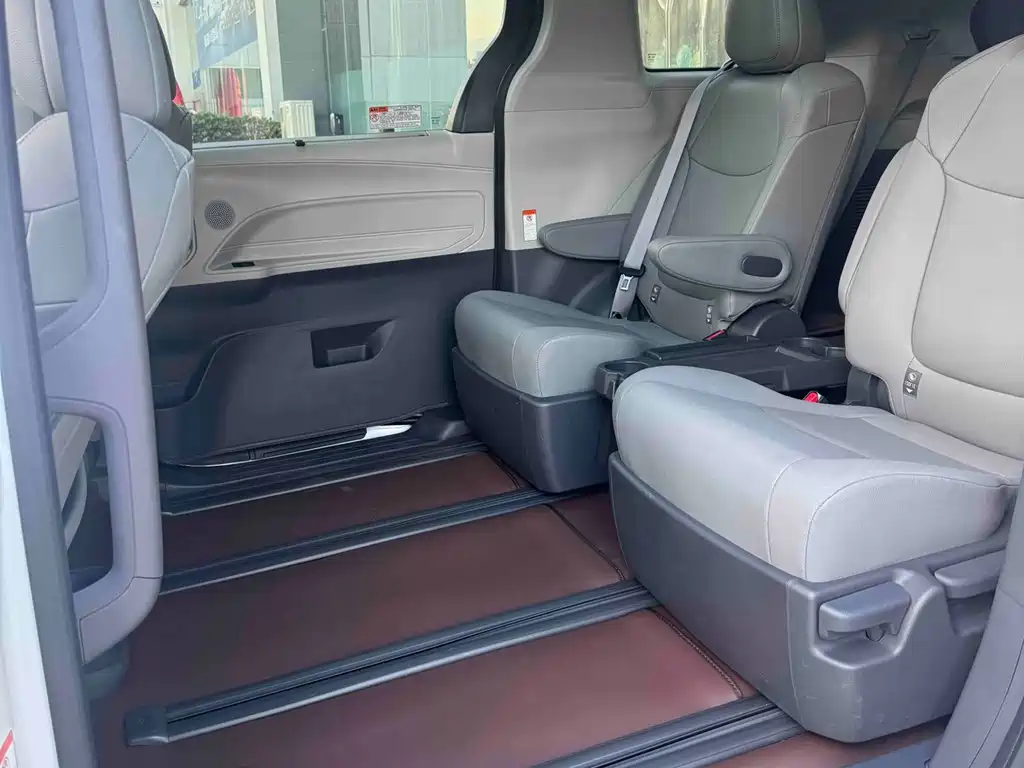 Toyota Granvia — миниатюра 7