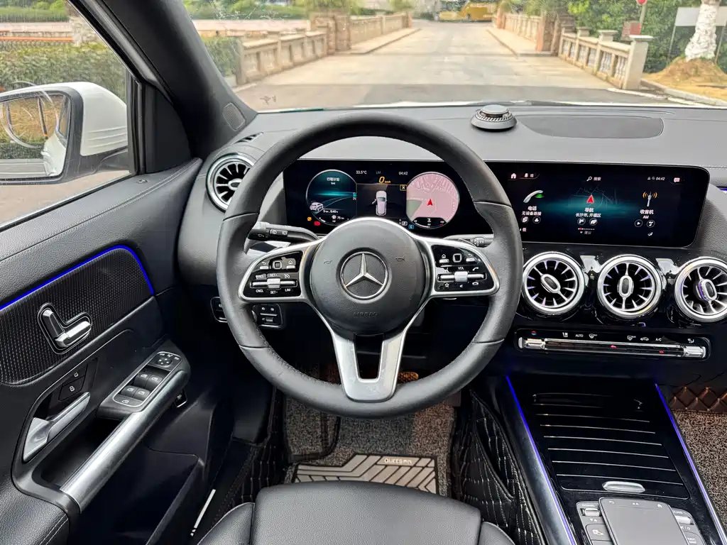 MERCEDES-BENZ GLA