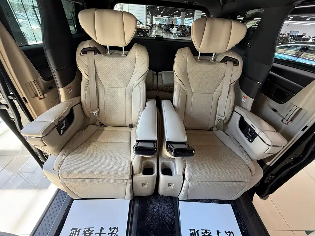 Toyota Alphard — миниатюра 13