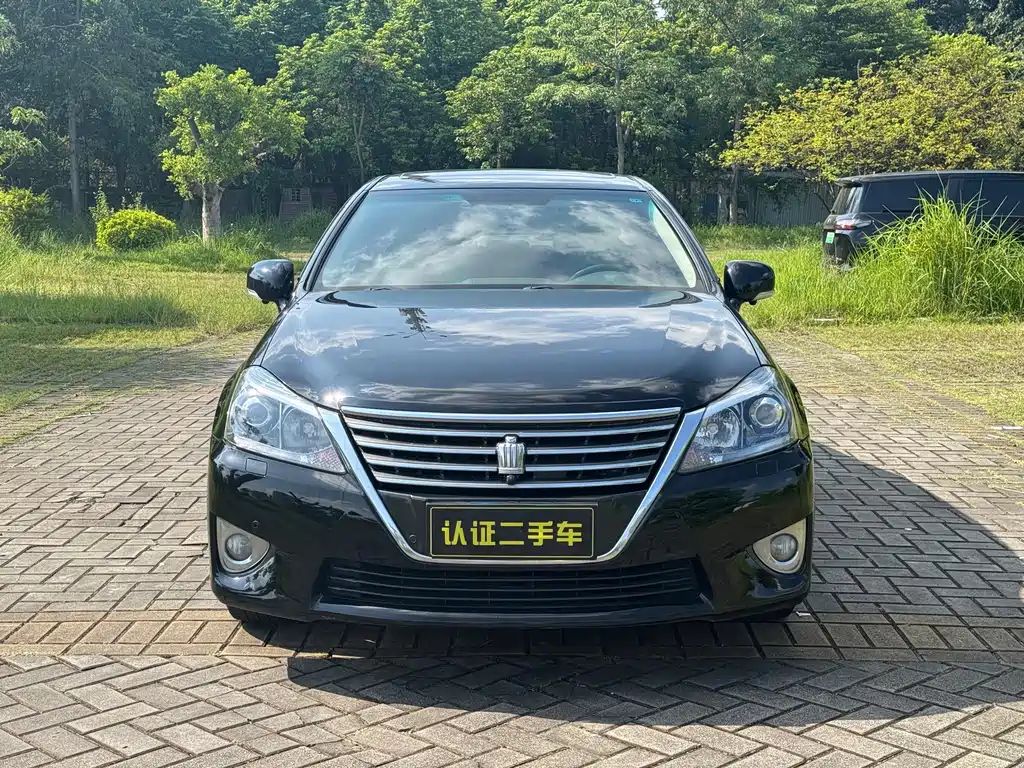 Toyota Crown — миниатюра 2