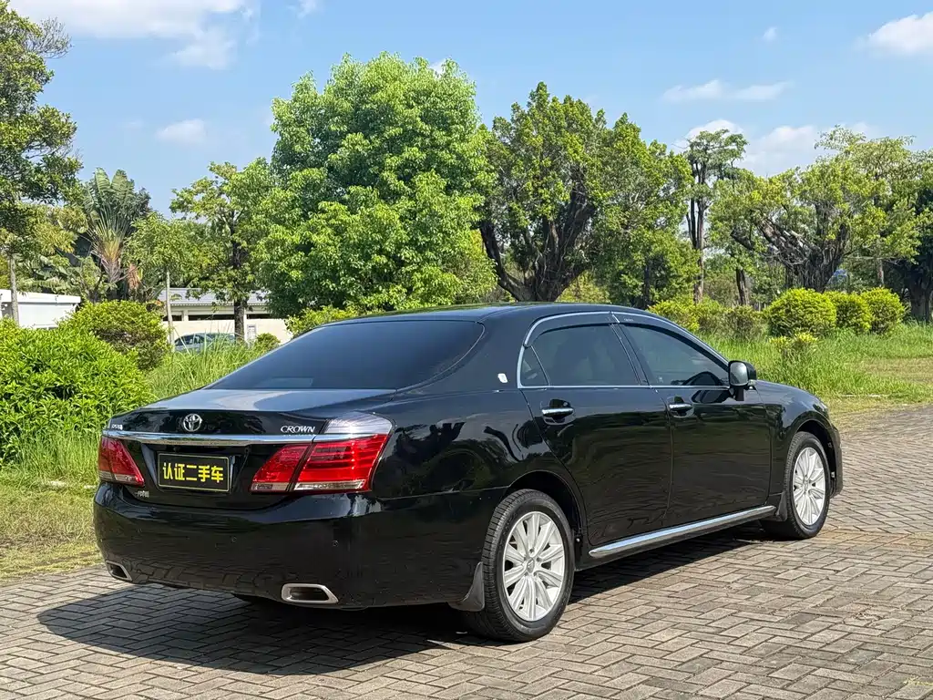 Toyota Crown — миниатюра 6