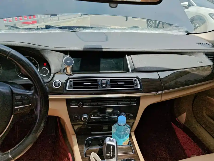 BMW 7 Series — миниатюра 13