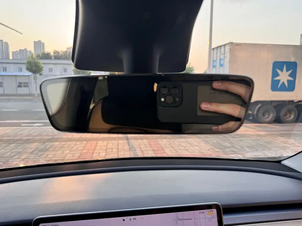 Tesla Model Y — миниатюра 13