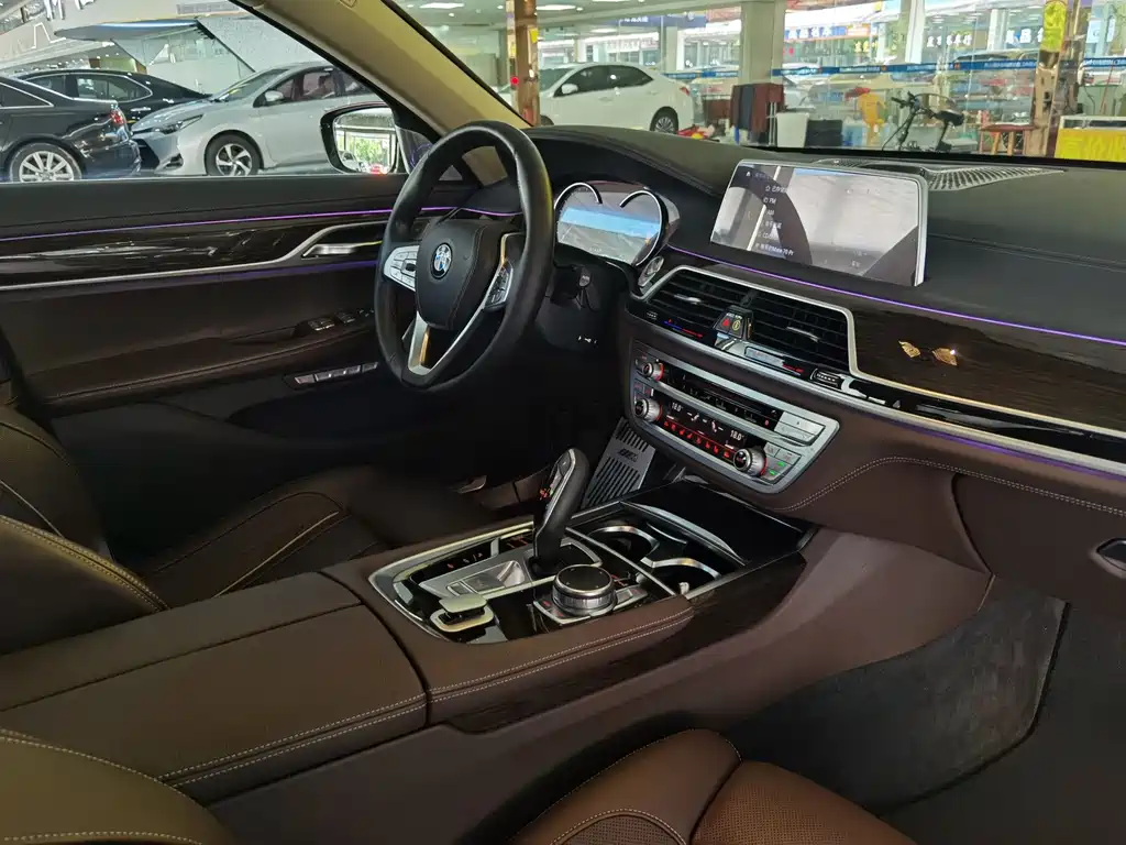 BMW 7 Series — миниатюра 11