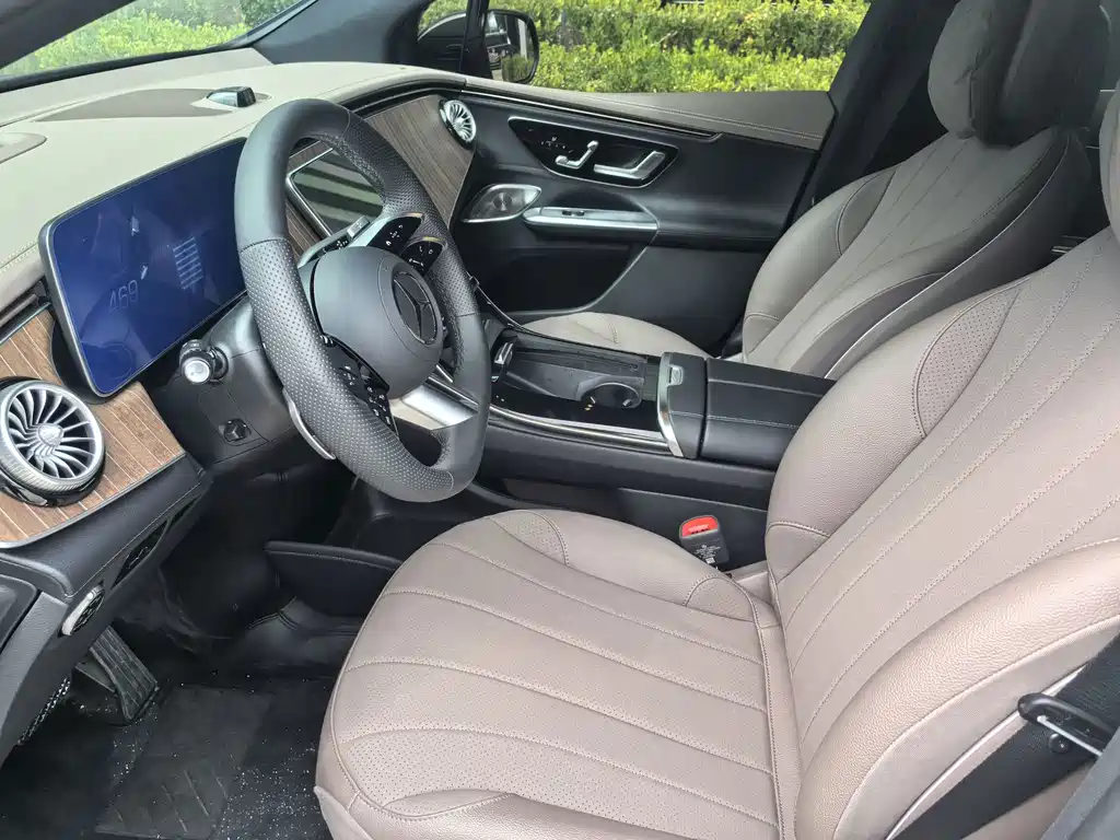 Mercedes-Benz EQE SUV — миниатюра 12