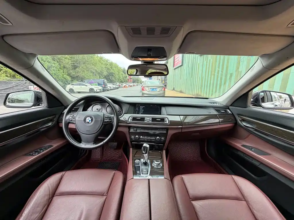 BMW 7 Series — миниатюра 4