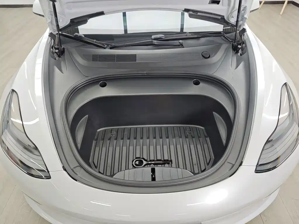 Tesla Model 3 — миниатюра 7