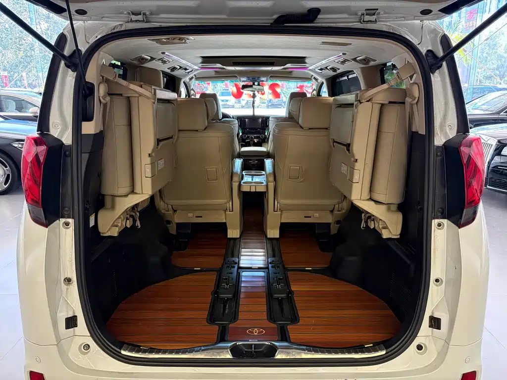 Toyota Alphard — миниатюра 20