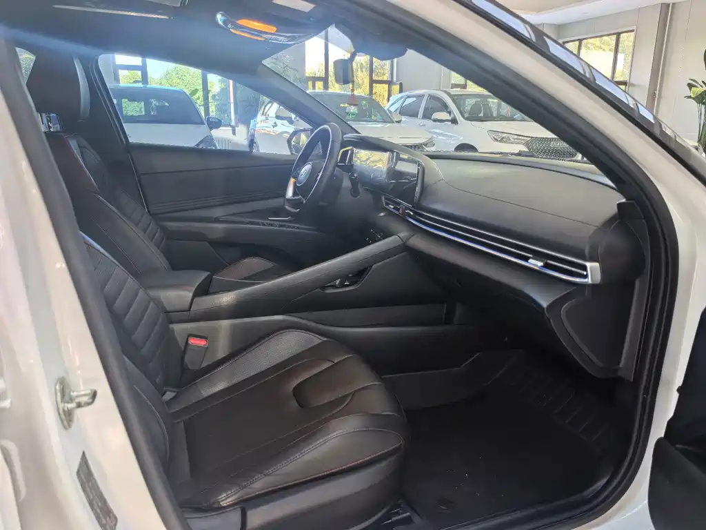 Hyundai Elantra — миниатюра 13
