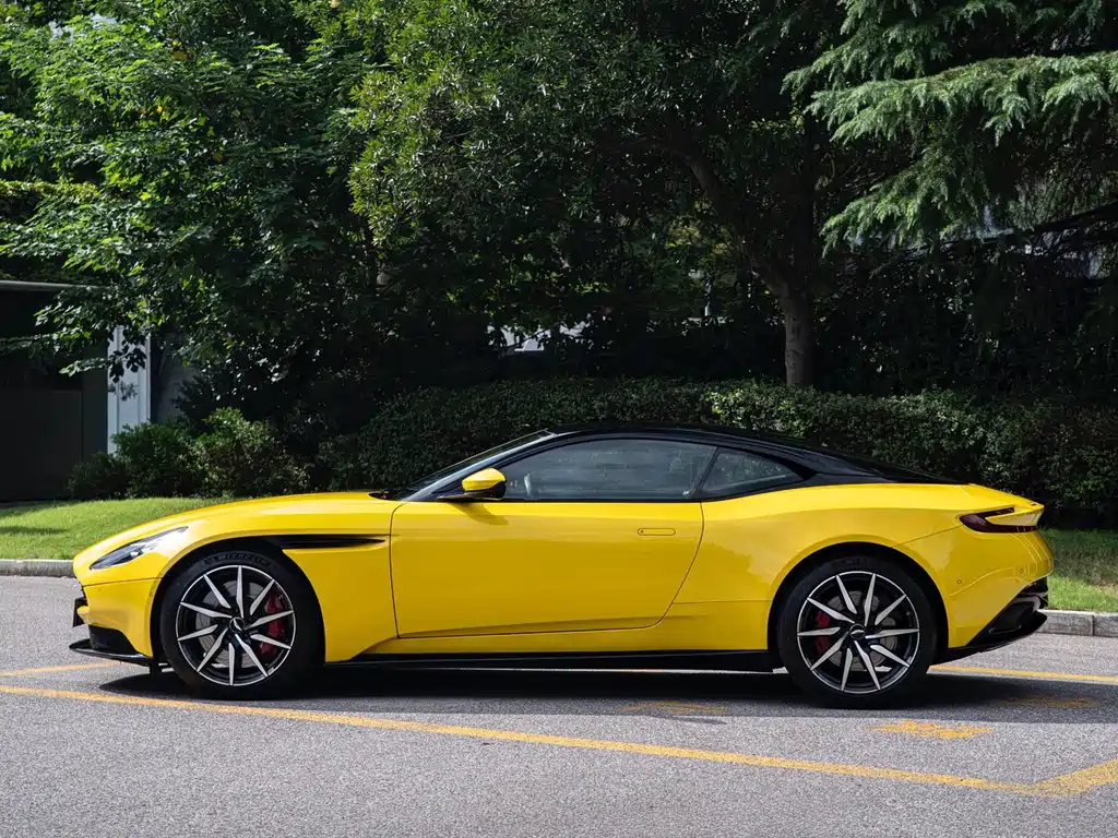 Aston Martin DB11 — миниатюра 4