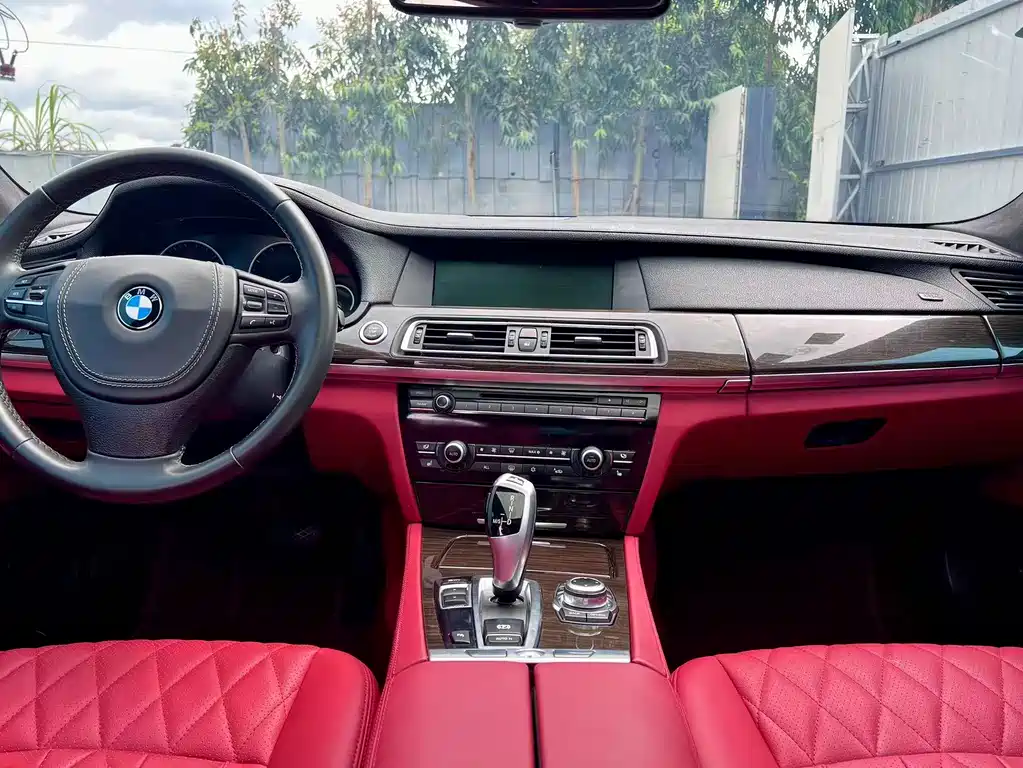 BMW 7 Series — миниатюра 11