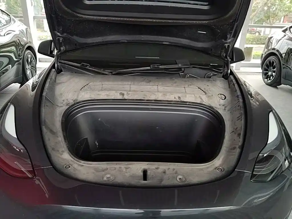 Tesla Model Y — миниатюра 20